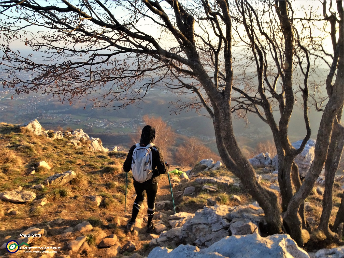 61 Scendiamo dalla variante ripida esposta al tramonto.JPG